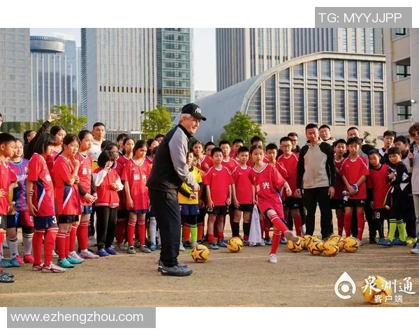 足球明星与小朋友亲密互动温馨瞬间展现童趣与运动激情 足球明星与小朋友亲密互动温馨瞬间展现童趣与运动激情